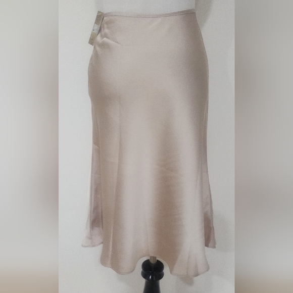 Elegant Red Floral Embroidered Skirt - Picture 11 of 12